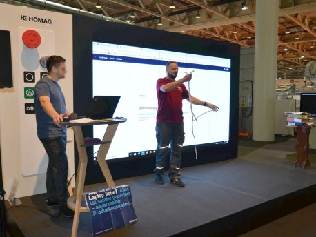 Magischer Moderator Frank ZiCK auf einer Messebühne