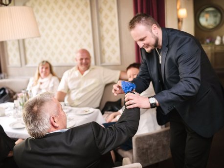 Close-up-Zauberer Frank ZiCK begeistert Gäste am Tisch